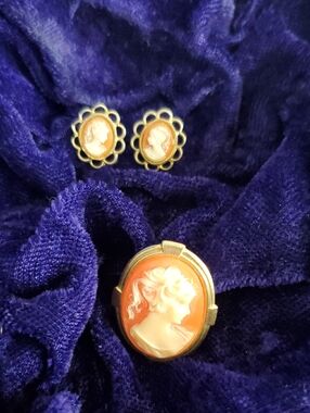 Cameo Brooch And Earring Set - Vintage